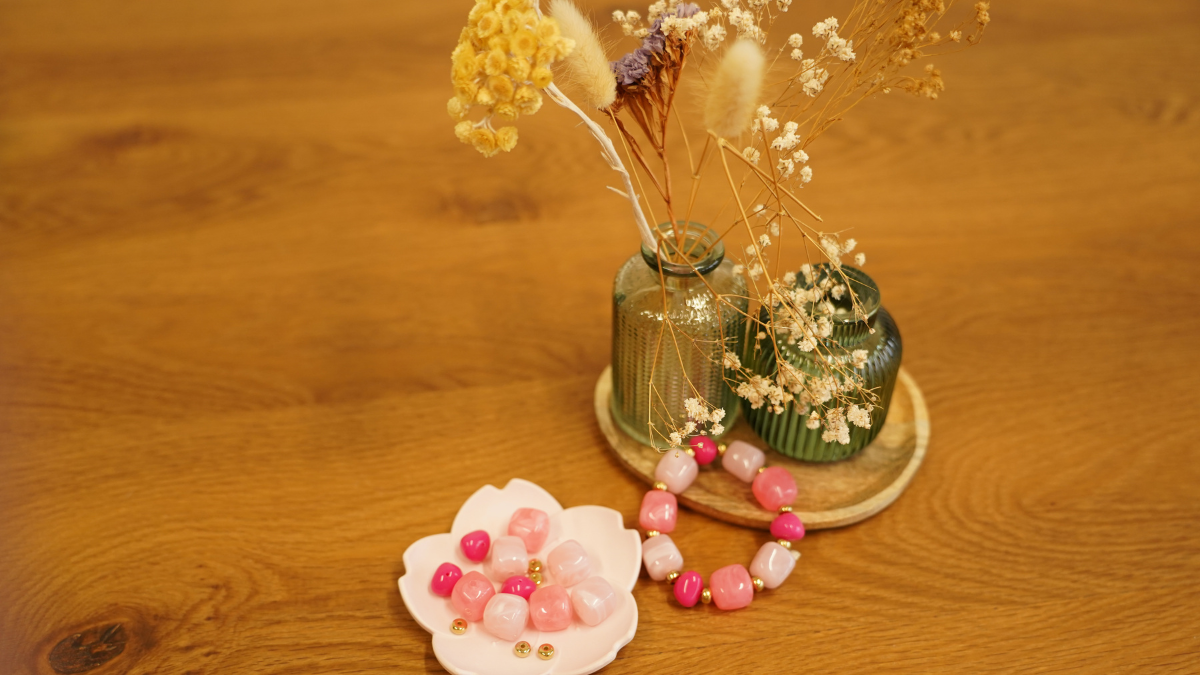 Bracciale elastico fai da te con perle rosa : Tappa 1