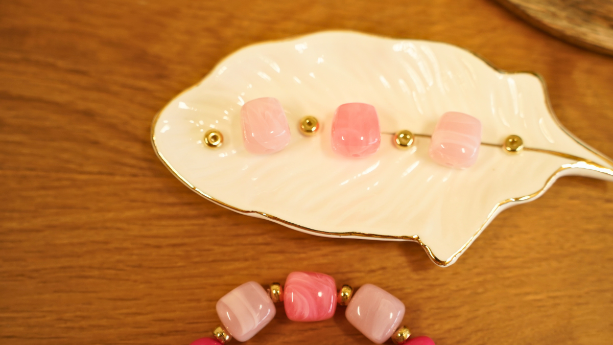 Bracciale elastico fai da te con perle rosa : Tappa 2