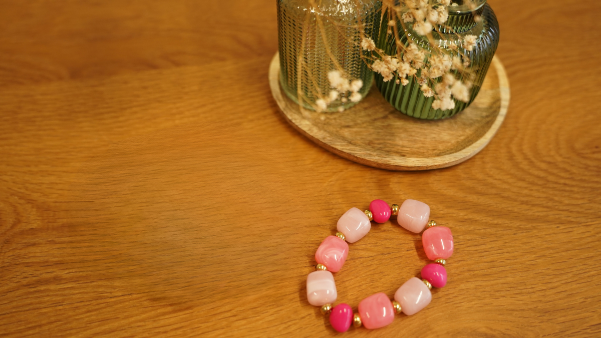 Bracciale elastico fai da te con perle rosa : Tappa 4