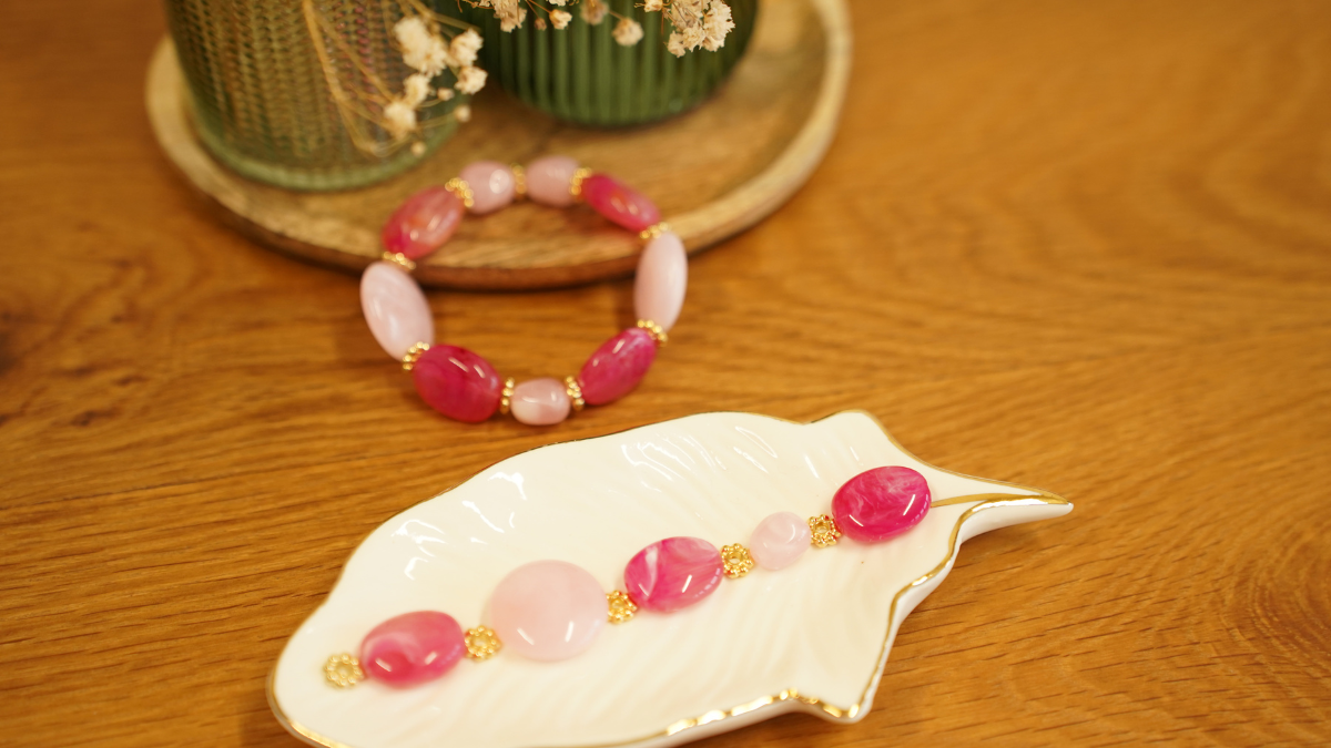 Bracciale elastico fai da te con perle rosa : Tappa 6