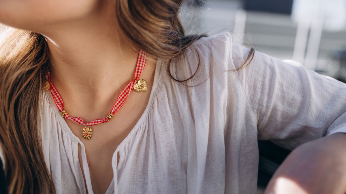 Collana con nastro in percalle e ciondoli a forma di cuore