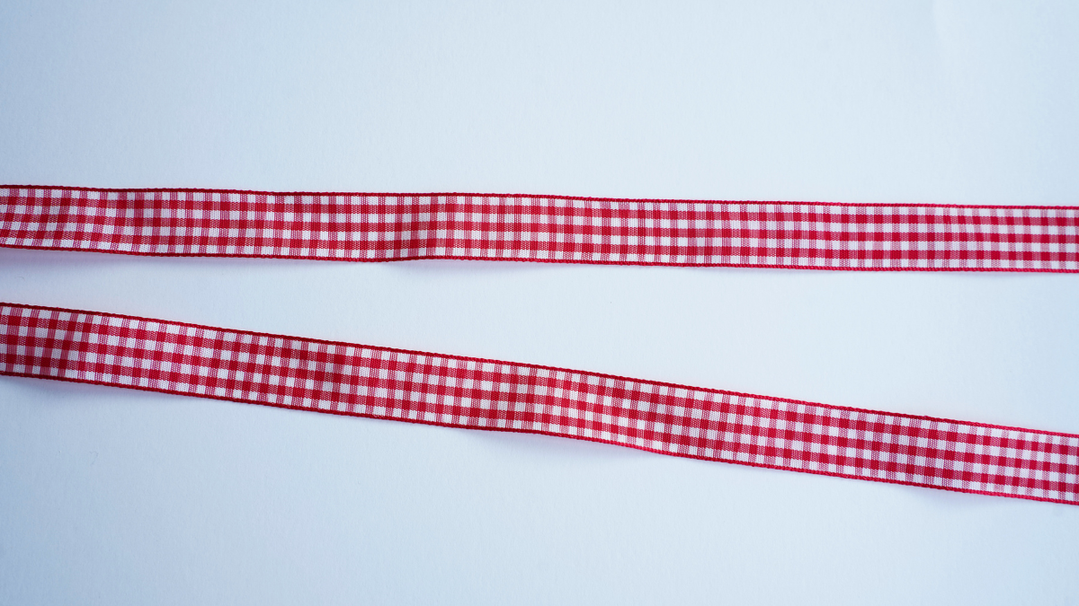 Collana con nastro in percalle e ciondoli a forma di cuore : Tappa 1