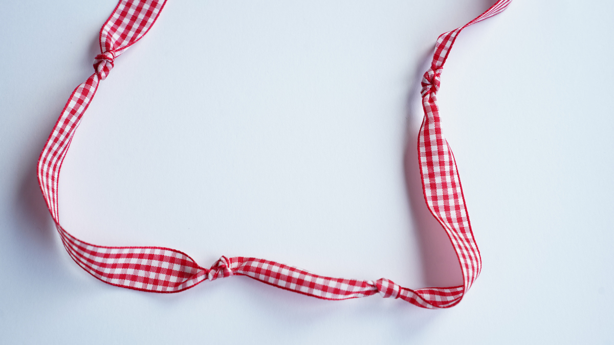 Collana con nastro in percalle e ciondoli a forma di cuore : Tappa 2