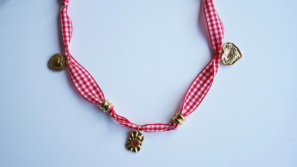 Collana con nastro in percalle e ciondoli a forma di cuore : Tappa 4