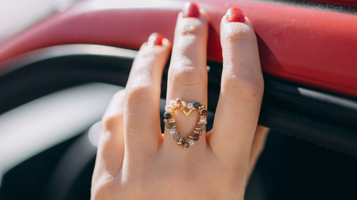 Anello fai da te con cuore e perle di pietra semipreziosa