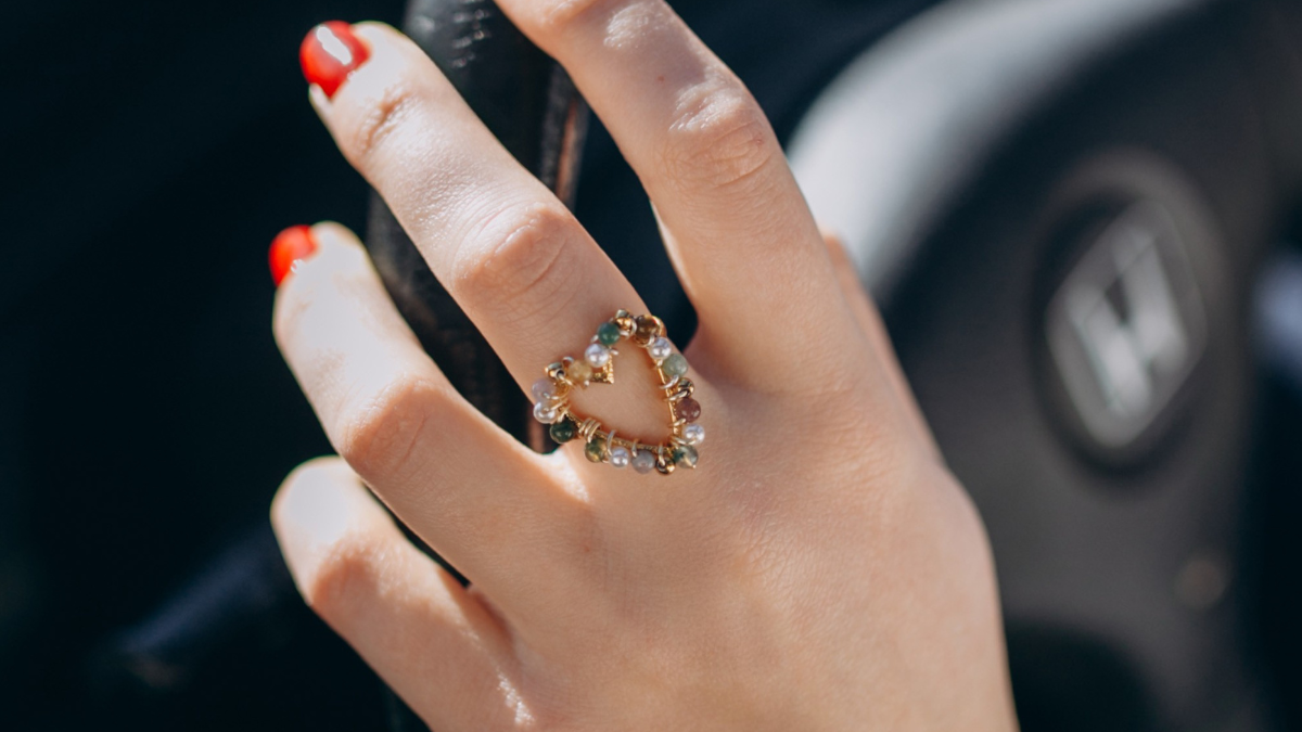 Schema Anello fai da te con cuore e perle di pietra semipreziosa