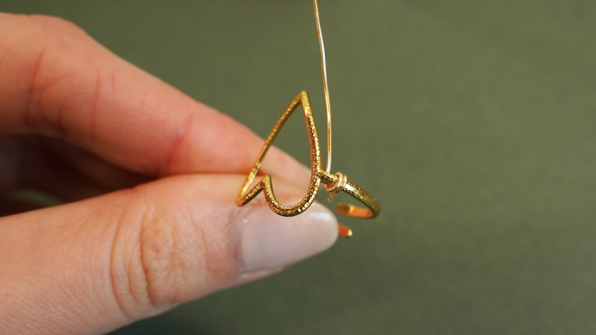 Anello fai da te con cuore e perle di pietra semipreziosa : Tappa 3