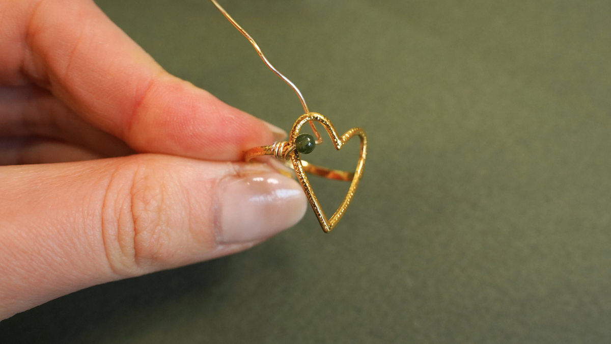 Anello fai da te con cuore e perle di pietra semipreziosa : Tappa 4