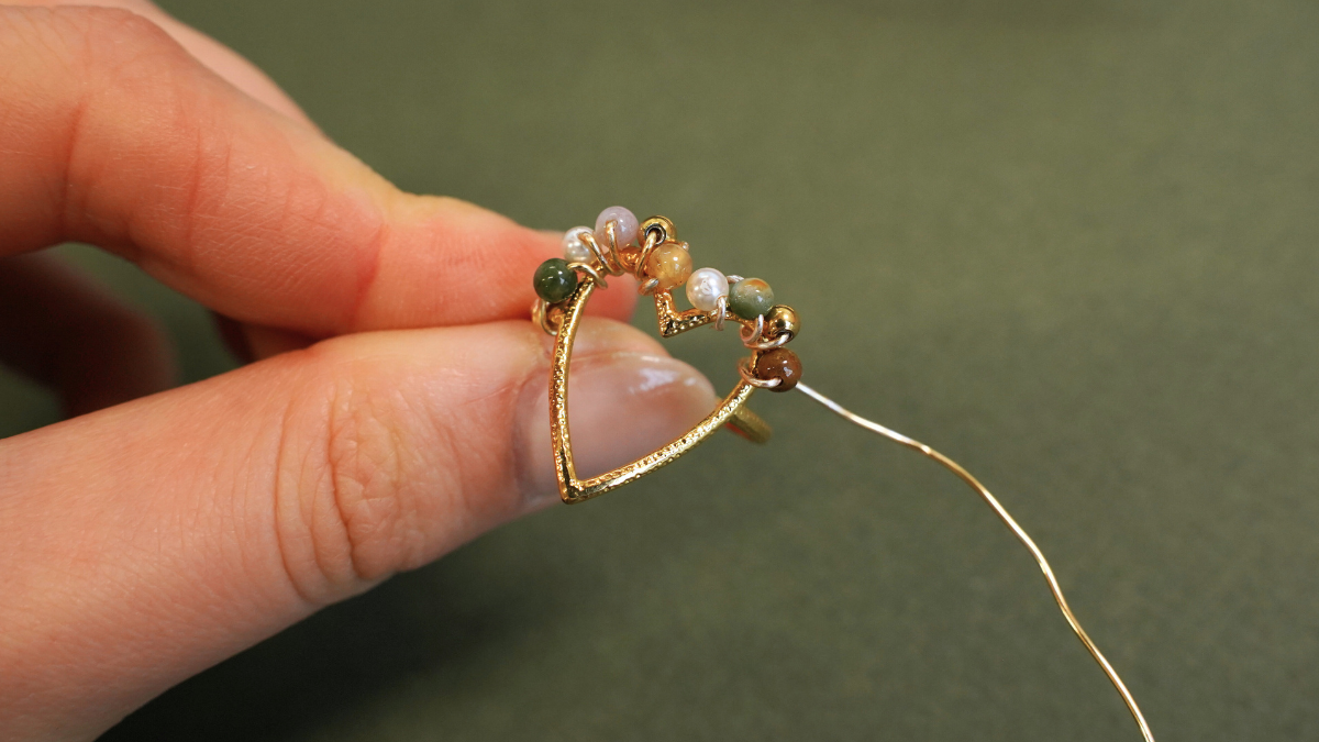 Anello fai da te con cuore e perle di pietra semipreziosa : Tappa 6