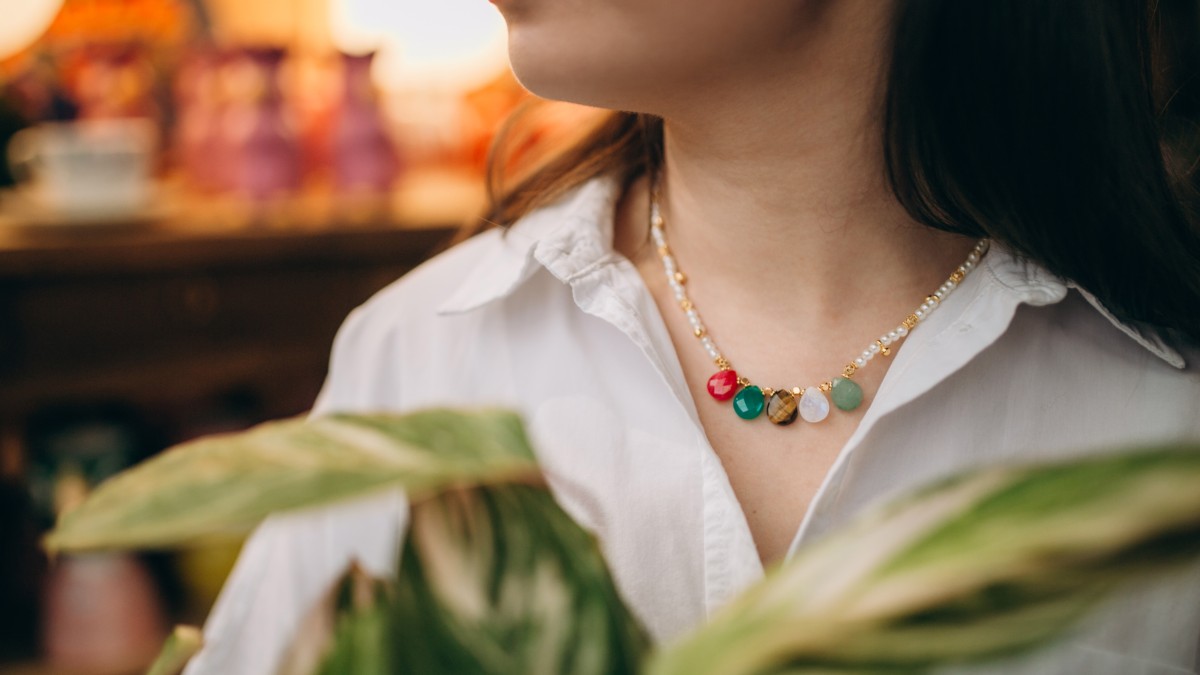 Collier pendentifs en pierre gemme et perles nacrées Collier pendentifs en pierre gemme et perles nacrées