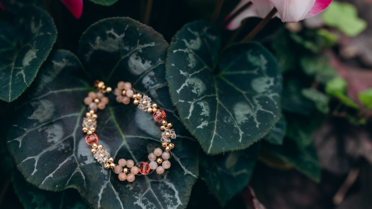 Bracciale con gemme e fiori di trottola Preciosa