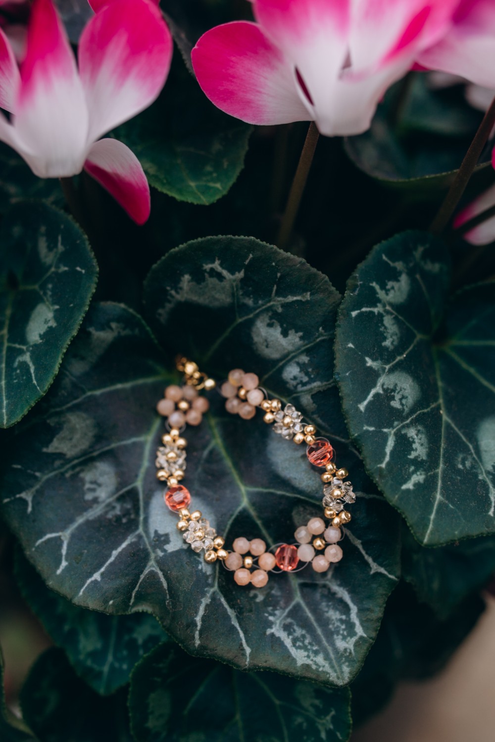 Schema Bracciale con gemme e fiori di trottola Preciosa