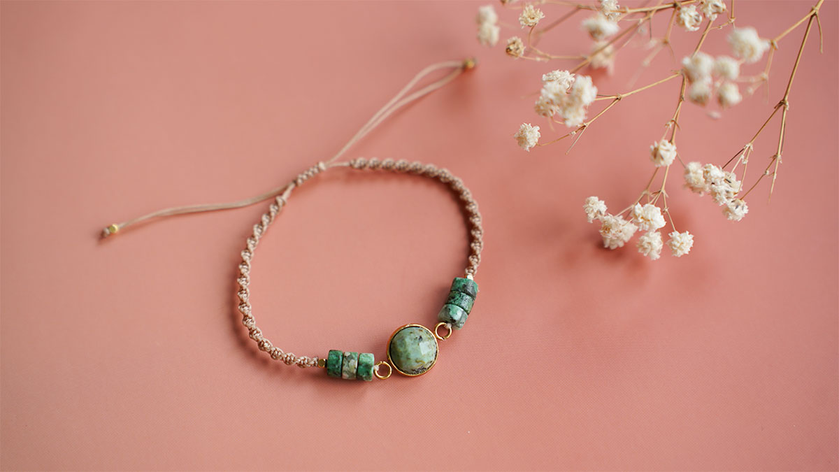Bracciale in micro macramè e turchese africano