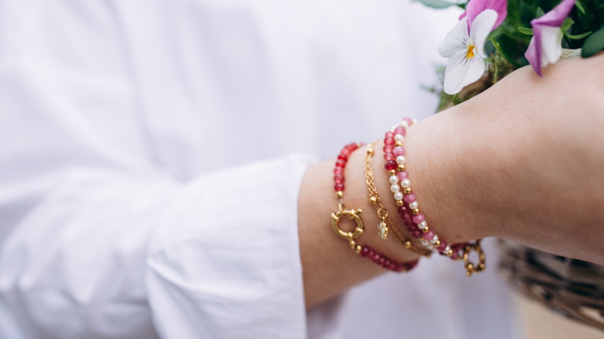 Assortimento di bracciali in pietra naturale