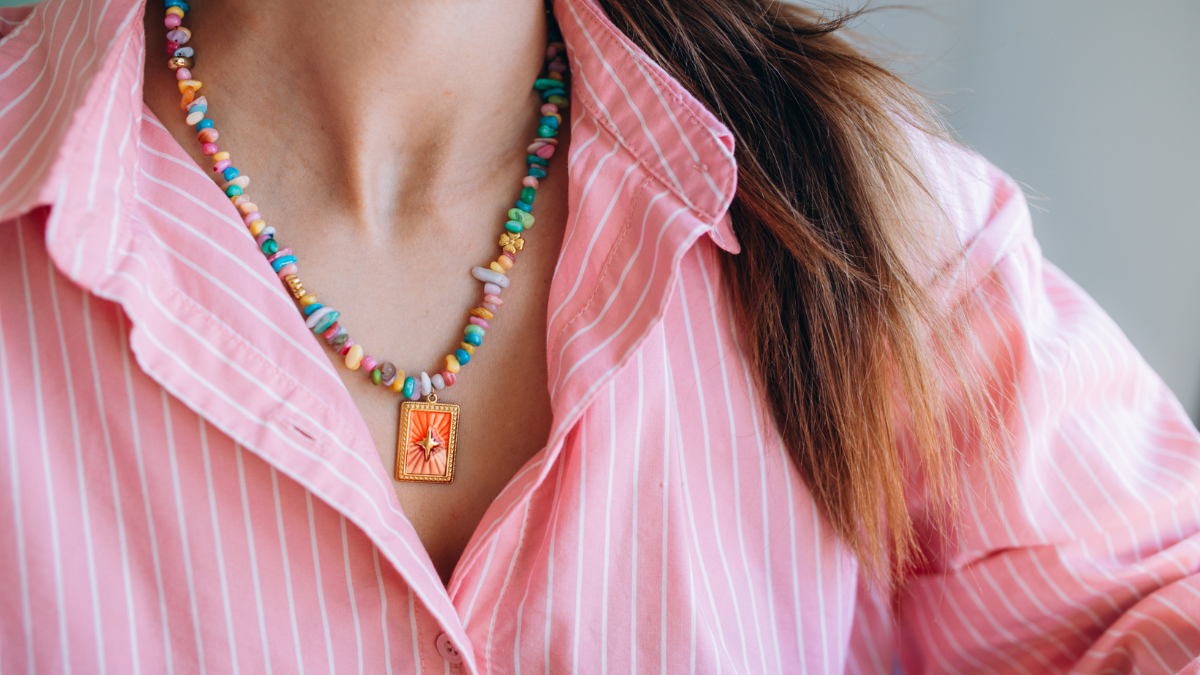 Collier perles mulitcolores et pendentif acier inox