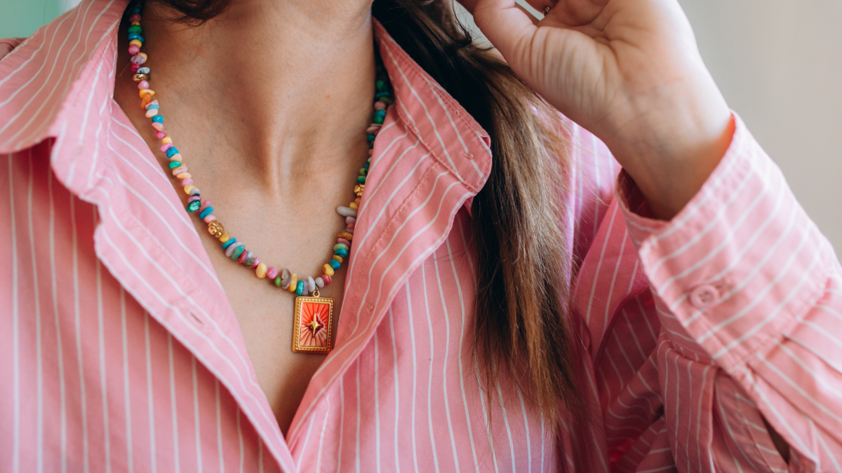 Schema Collana di perle multicolori e ciondolo in acciaio inossidabile Schema Collana di perle multicolori e ciondolo in acciaio inossidabile