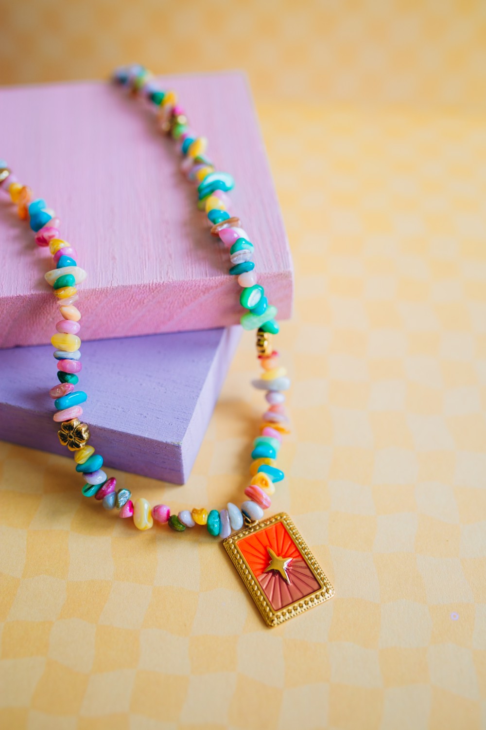 Collana di perle multicolori e ciondolo in acciaio inossidabile