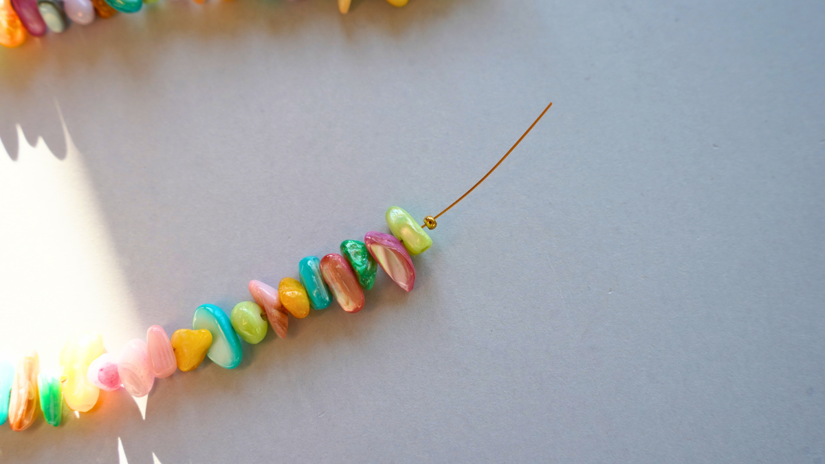 Collana di perle multicolori e ciondolo in acciaio inossidabile : Tappa 6 Collana di perle multicolori e ciondolo in acciaio inossidabile : Tappa 6