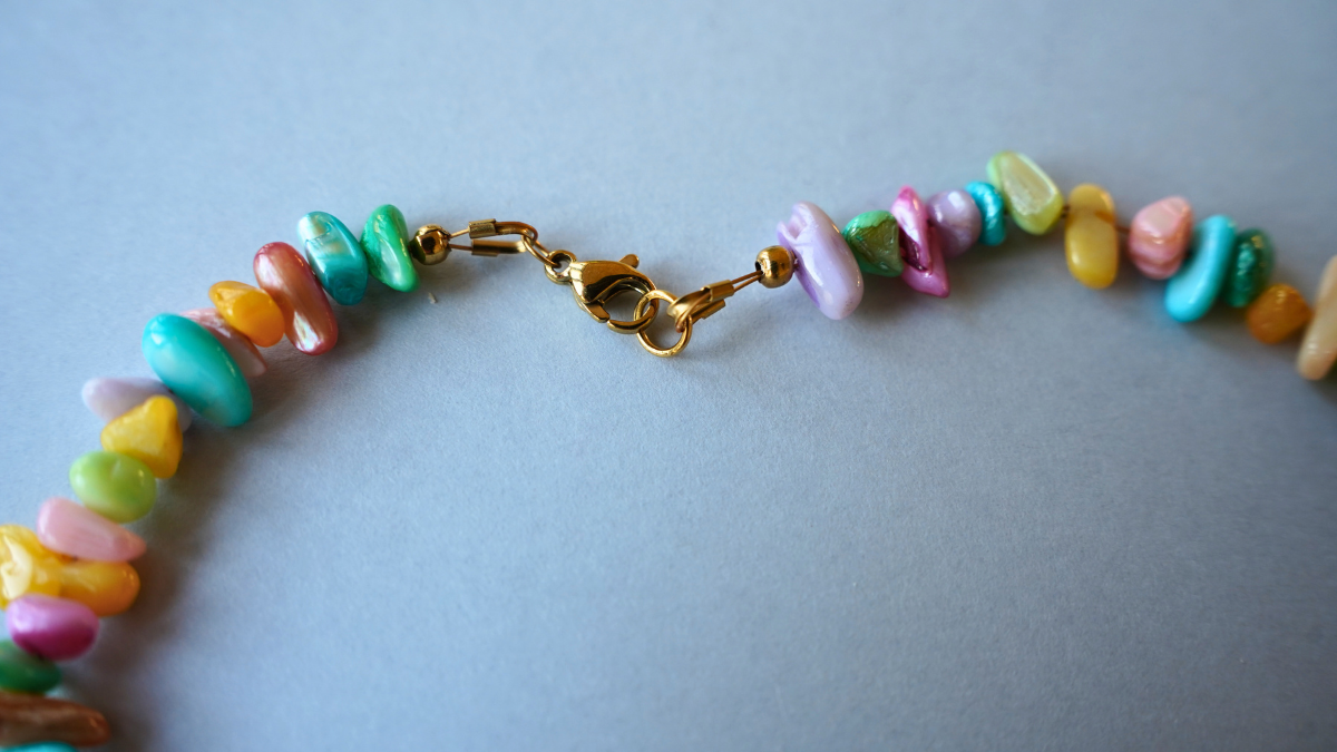 Collana di perle multicolori e ciondolo in acciaio inossidabile : Tappa 7 Collana di perle multicolori e ciondolo in acciaio inossidabile : Tappa 7