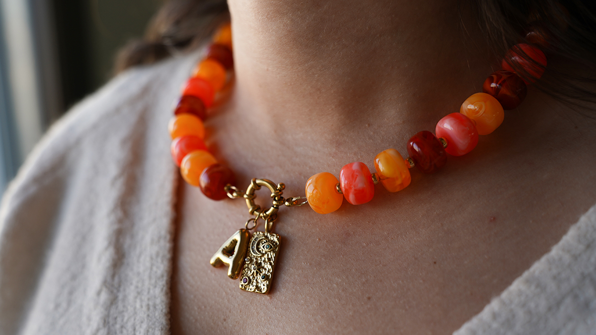 Collana con grandi perle acriliche colorate e ciondolo a forma di lettera