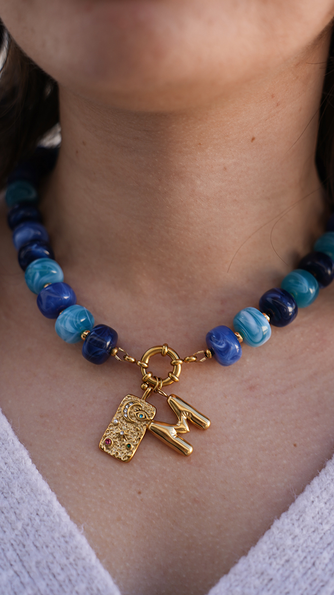 Schema Collana con grandi perle acriliche colorate e ciondolo a forma di lettera