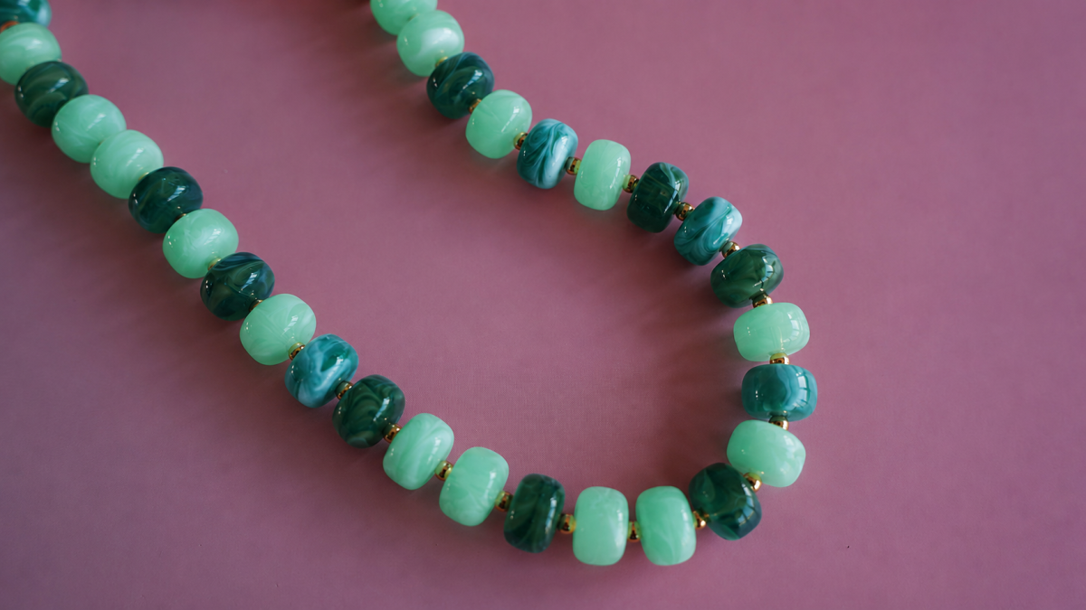 Collana con grandi perle acriliche colorate e ciondolo a forma di lettera : Tappa 1 Collana con grandi perle acriliche colorate e ciondolo a forma di lettera : Tappa 1