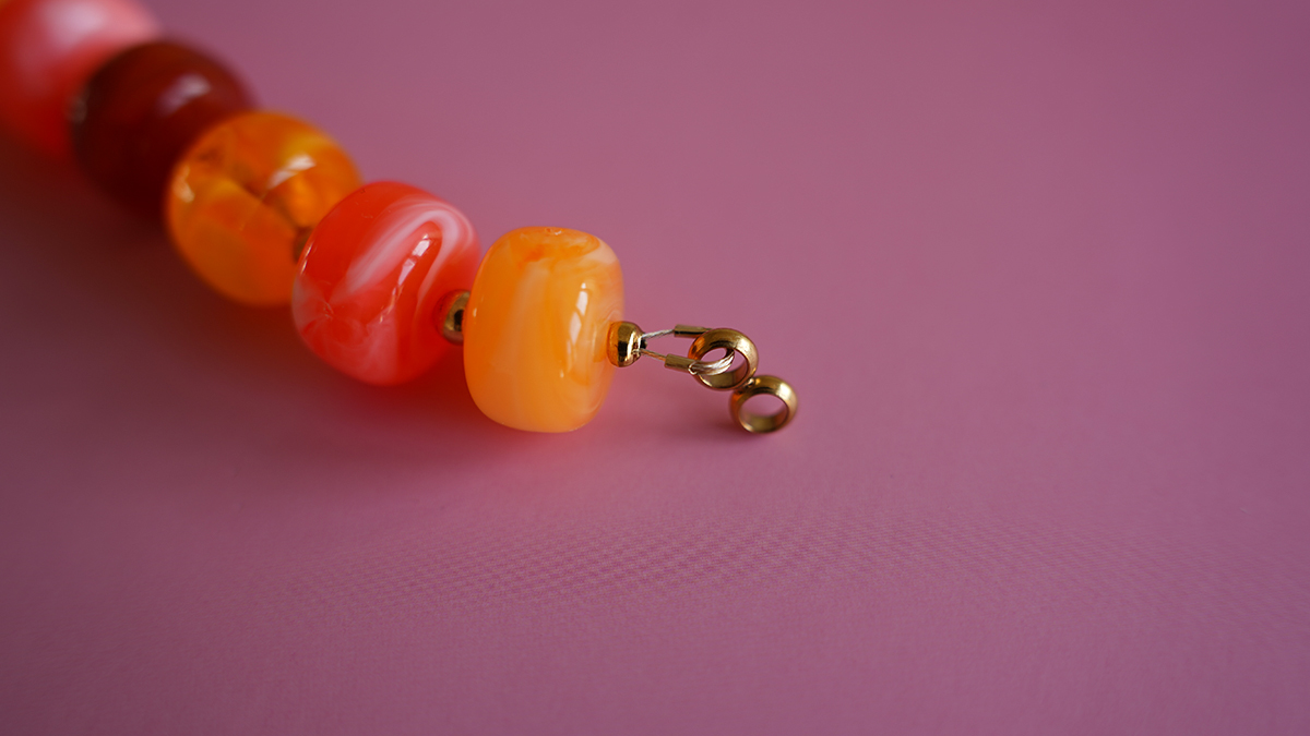 Collana con grandi perle acriliche colorate e ciondolo a forma di lettera : Tappa 2