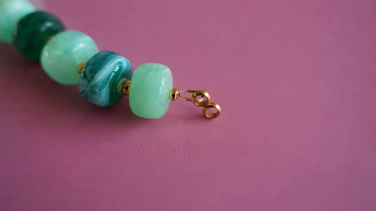 Collana con grandi perle acriliche colorate e ciondolo a forma di lettera : Tappa 2 Collana con grandi perle acriliche colorate e ciondolo a forma di lettera : Tappa 2