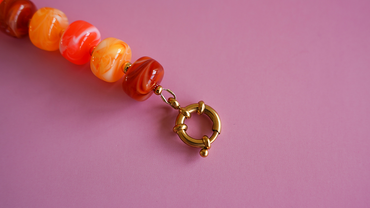 Collana con grandi perle acriliche colorate e ciondolo a forma di lettera : Tappa 3