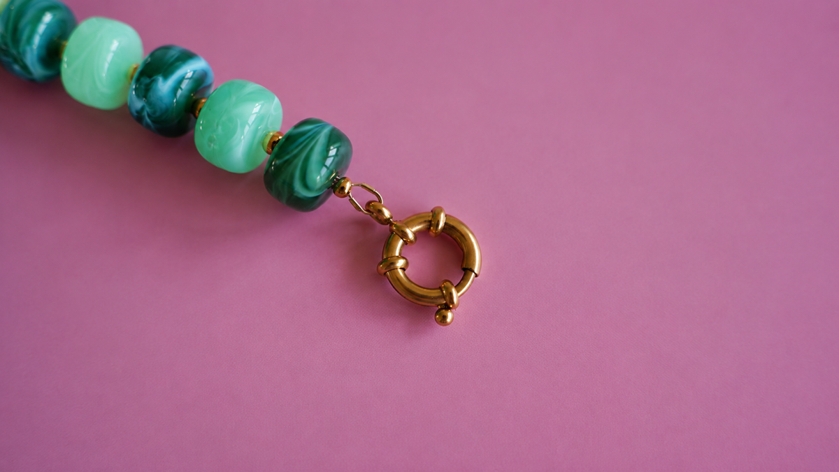 Collana con grandi perle acriliche colorate e ciondolo a forma di lettera : Tappa 3 Collana con grandi perle acriliche colorate e ciondolo a forma di lettera : Tappa 3