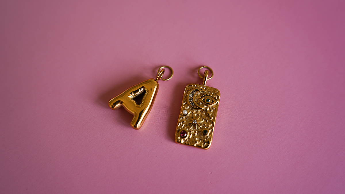 Collana con grandi perle acriliche colorate e ciondolo a forma di lettera : Tappa 4