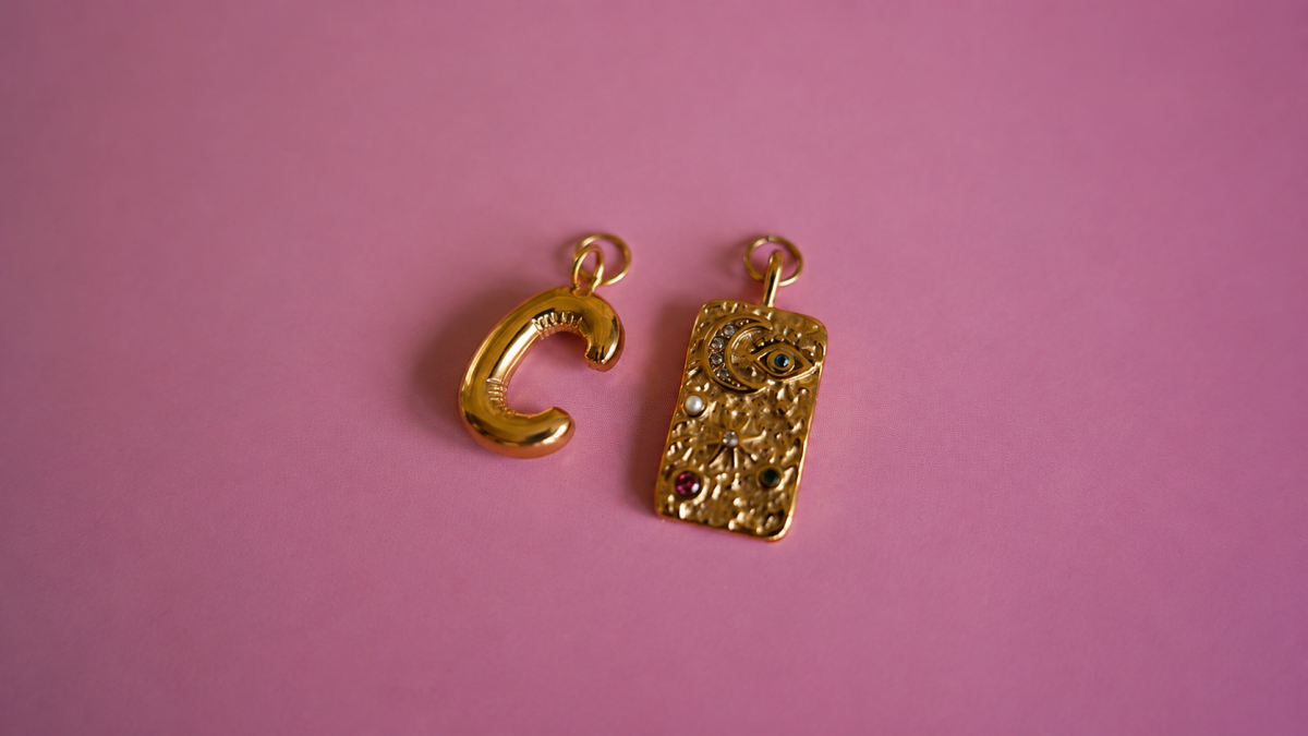 Collana con grandi perle acriliche colorate e ciondolo a forma di lettera : Tappa 4 Collana con grandi perle acriliche colorate e ciondolo a forma di lettera : Tappa 4