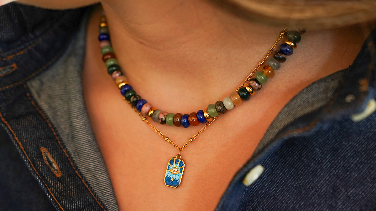 Collana a doppio filo con perle e catena in acciaio inossidabile dorato con ciondolo