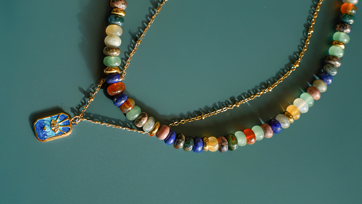 Schema Collana a doppio filo con perle e catena in acciaio inossidabile dorato con ciondolo