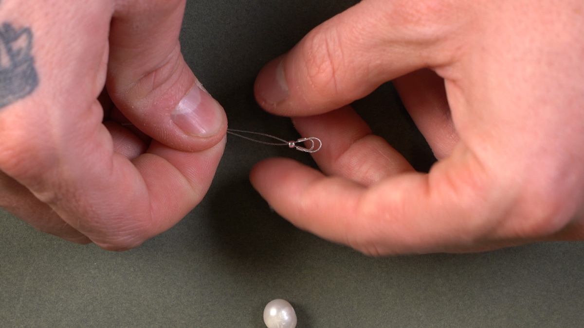 Collana a doppio filo con perle e catena in acciaio inossidabile dorato con ciondolo : Tappa 1