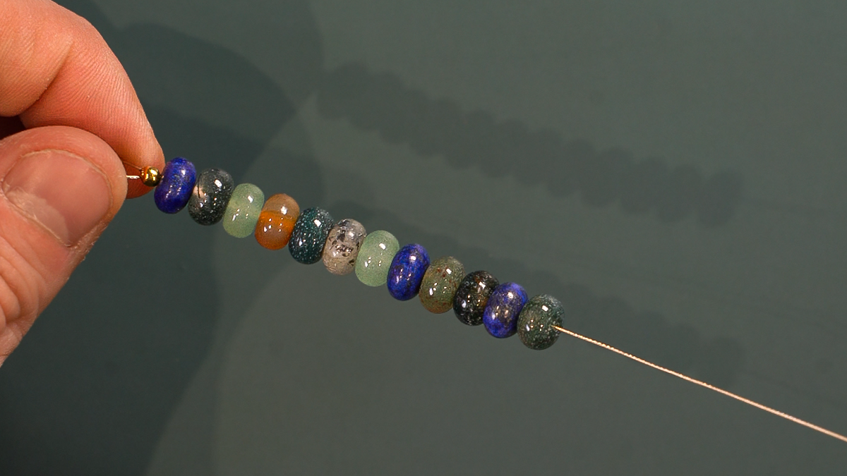 Collana a doppio filo con perle e catena in acciaio inossidabile dorato con ciondolo : Tappa 2