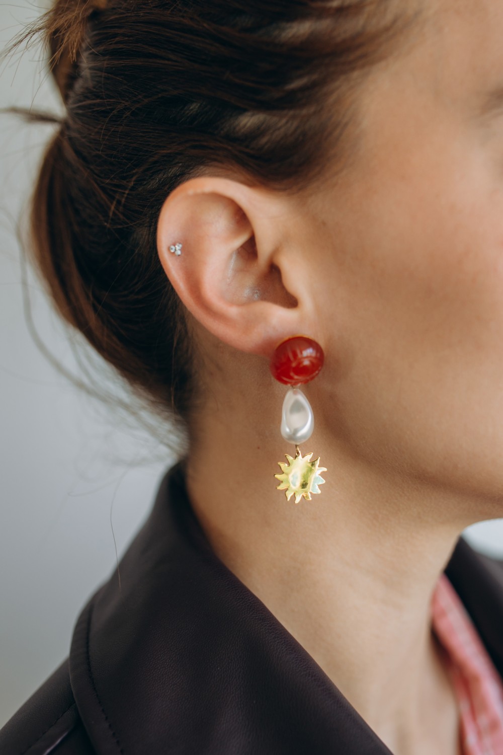 Orecchini asimmetrici in corniola e madreperla Swarovski