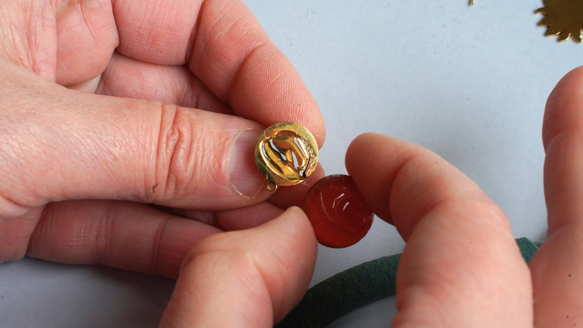 Orecchini asimmetrici in corniola e madreperla Swarovski : Tappa 2 Orecchini asimmetrici in corniola e madreperla Swarovski : Tappa 2