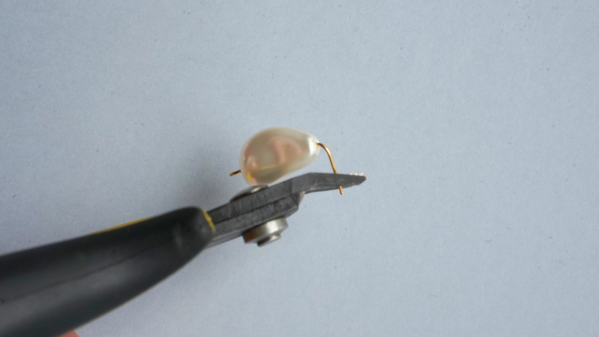 Orecchini asimmetrici in corniola e madreperla Swarovski : Tappa 3 Orecchini asimmetrici in corniola e madreperla Swarovski : Tappa 3