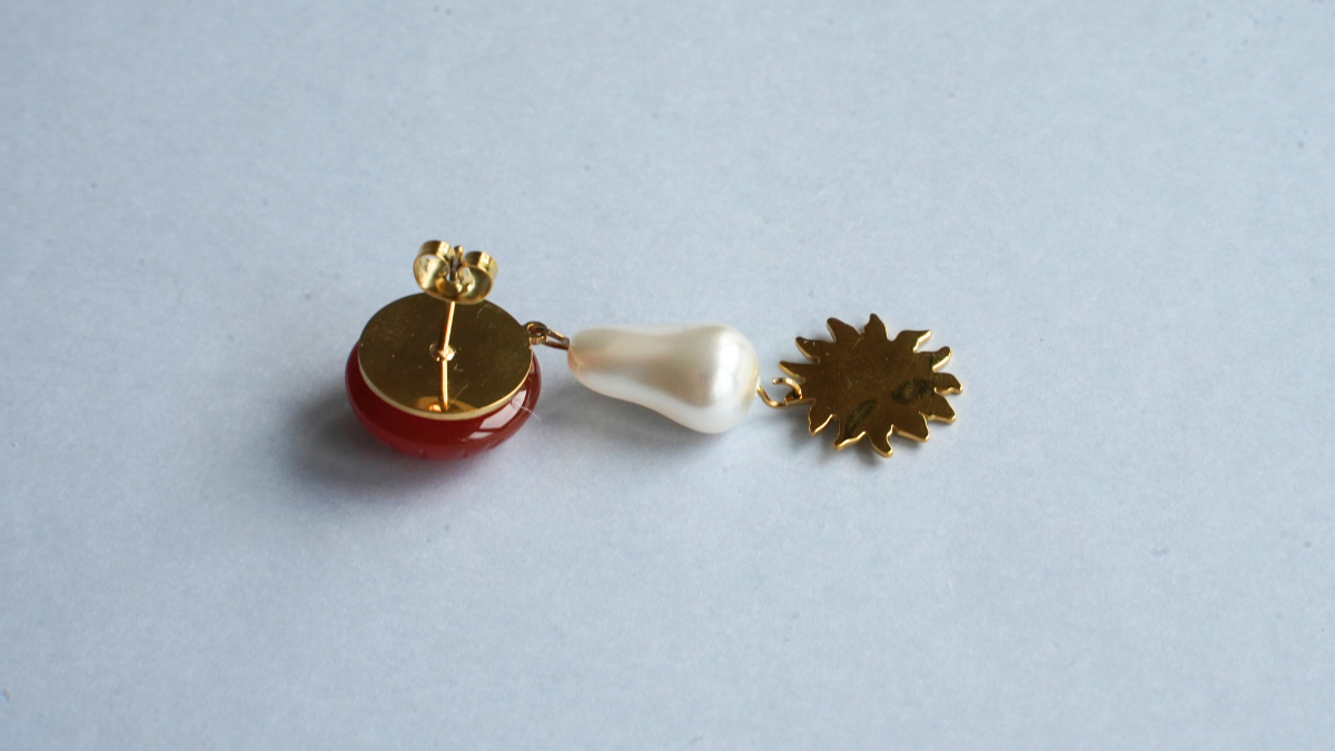 Orecchini asimmetrici in corniola e madreperla Swarovski : Tappa 4 Orecchini asimmetrici in corniola e madreperla Swarovski : Tappa 4