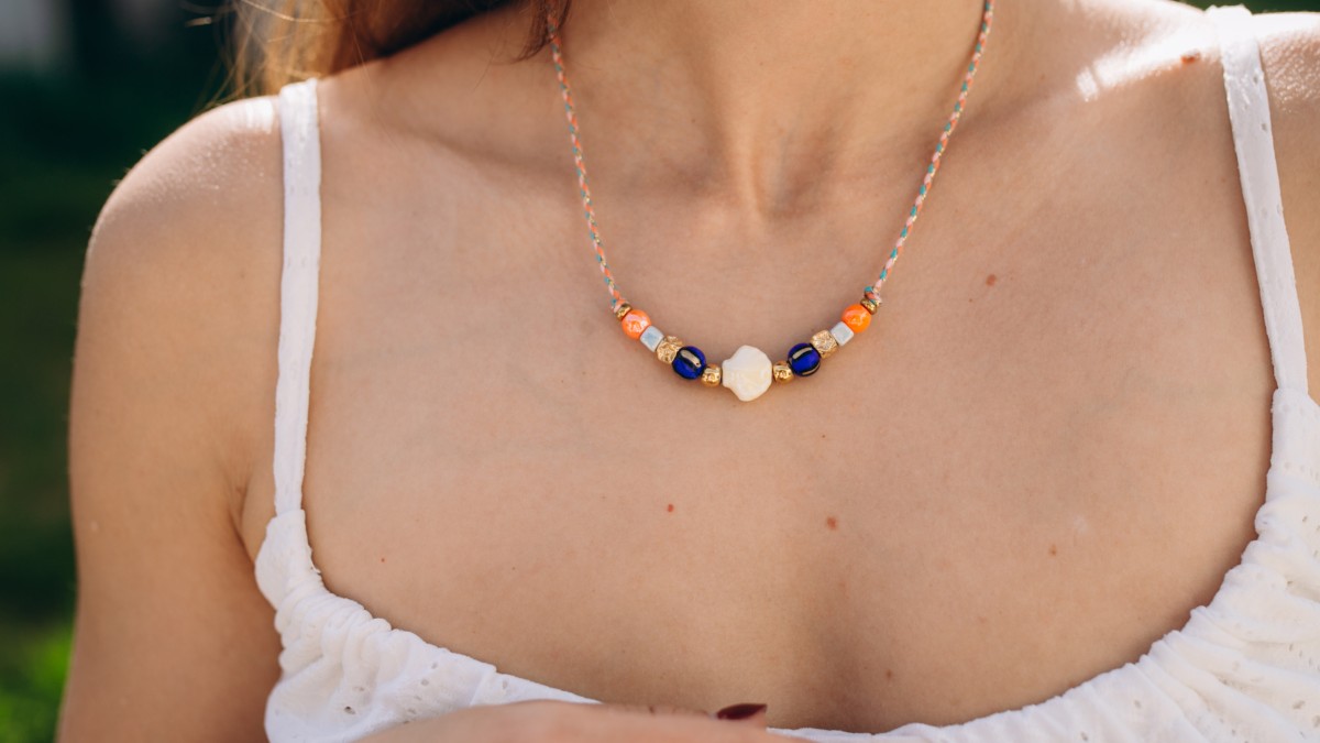 Collana in corda con perline multicolori