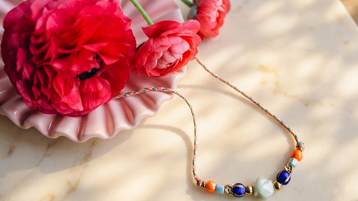 Schema Collana in corda con perline multicolori