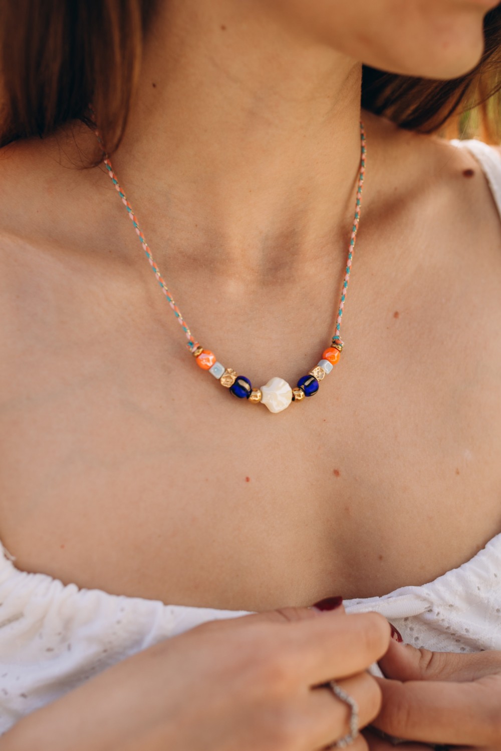 Schema Collana in corda con perline multicolori