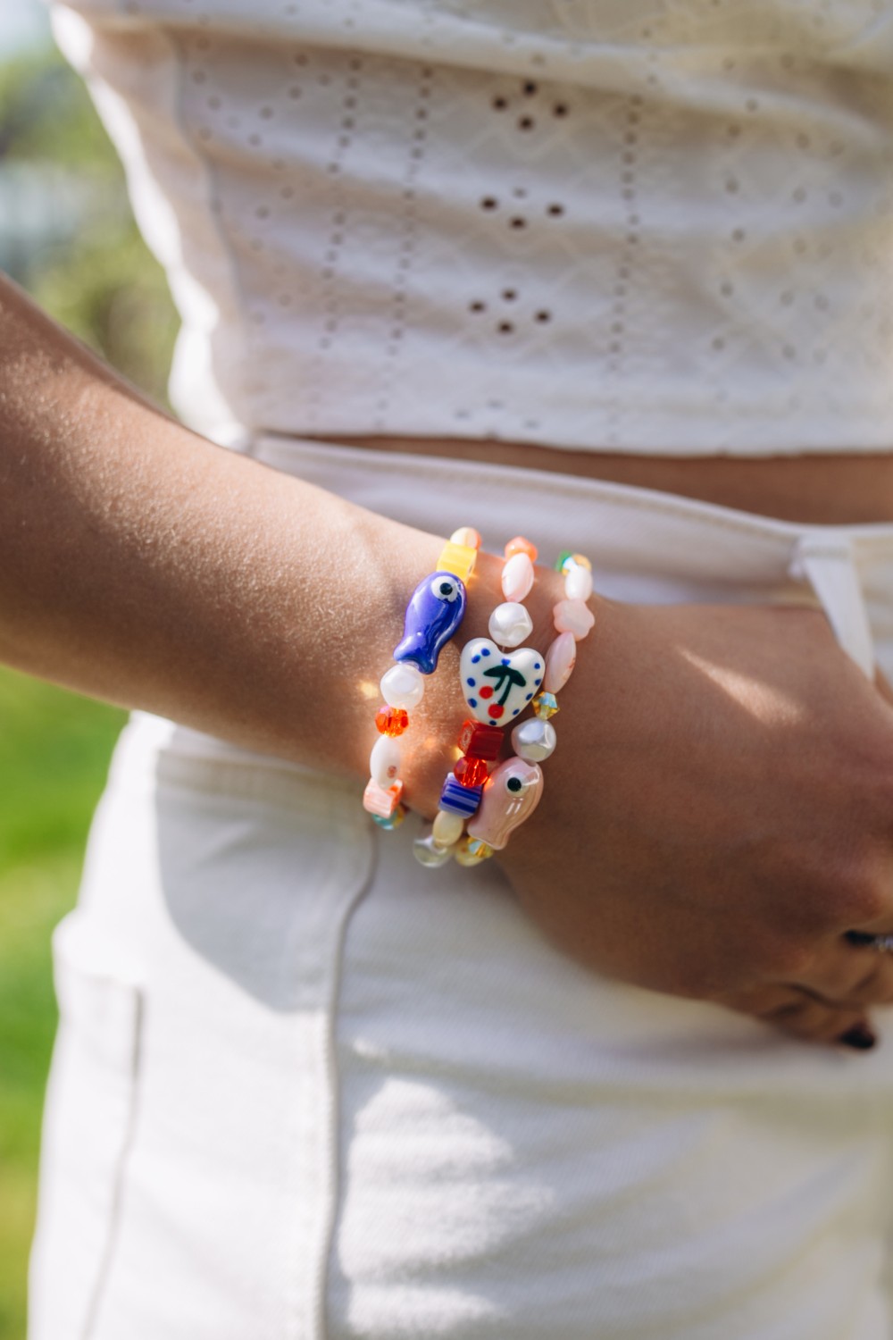 Schema DIY: Trio di braccialetti di perle di ceramica colorate, Millefiori e Preciosa