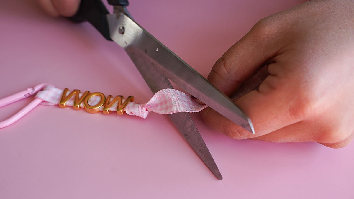 Gioielli da borsa fai da te per la festa della mamma: portachiavi con perline e lettere perlate : Tappa 4