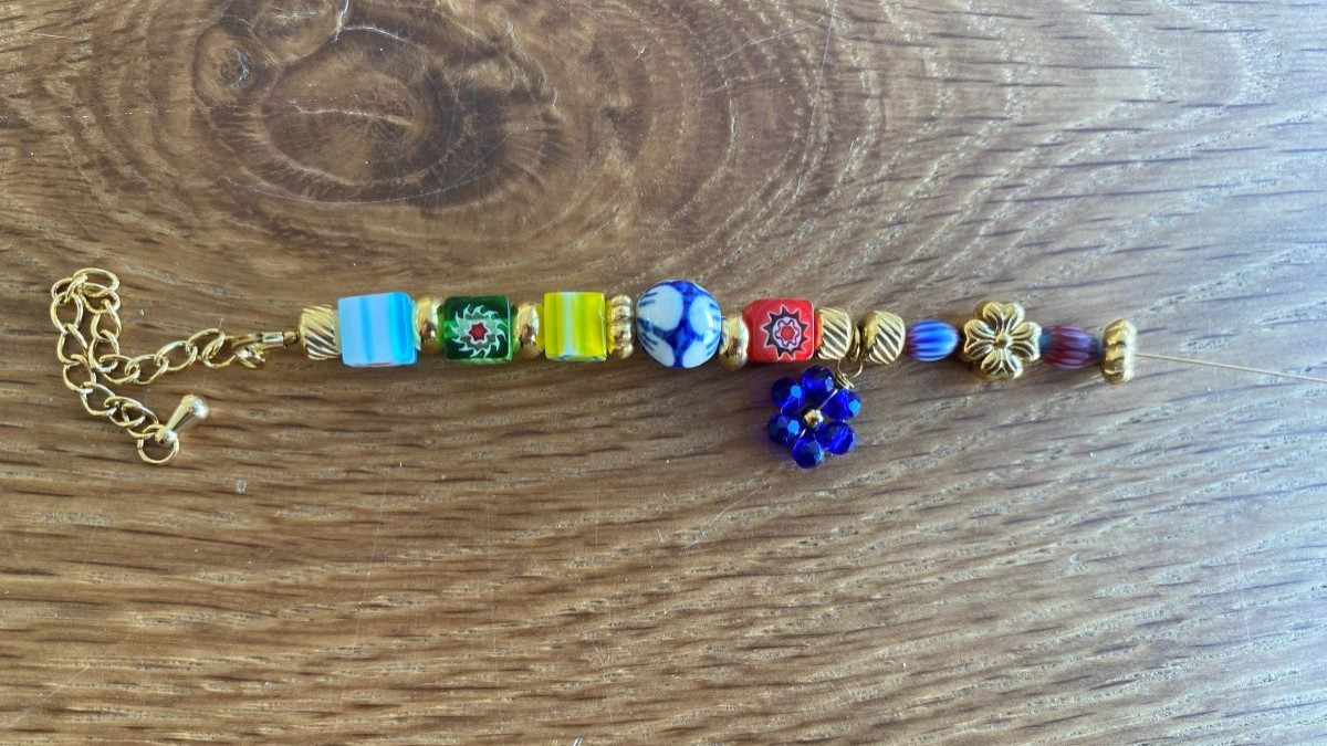 Bracciale multicolore con perle in vetro, acciaio e ceramica : Tappa 6