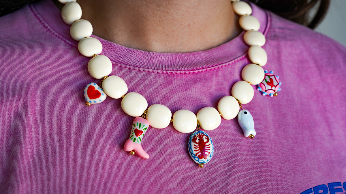 Schema Collana con perline di resina opaca e ciondoli colorati Schema Collana con perline di resina opaca e ciondoli colorati