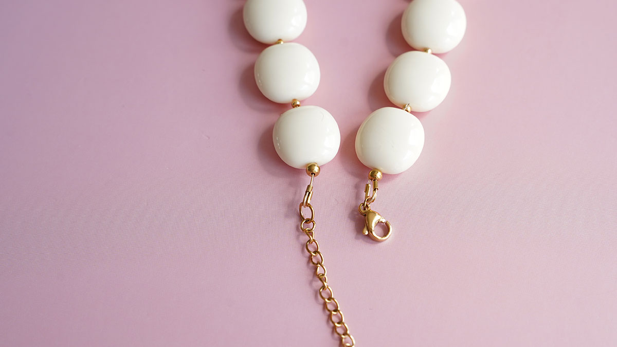 Collana con perline di resina opaca e ciondoli colorati : Tappa 2 Collana con perline di resina opaca e ciondoli colorati : Tappa 2