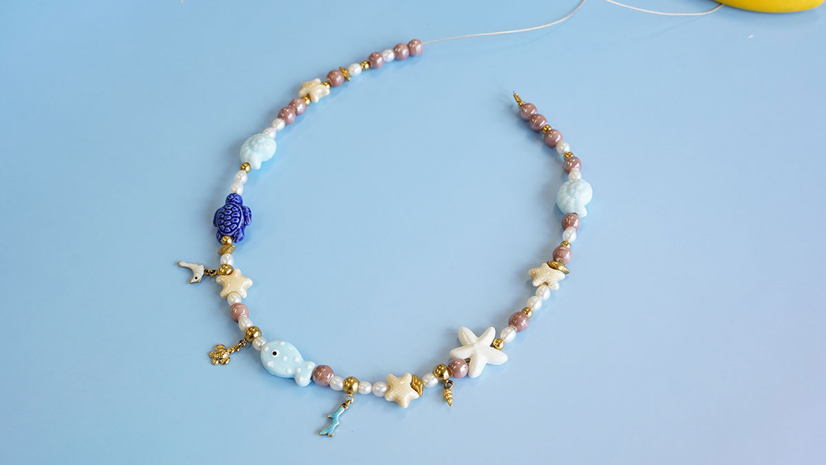 Collana con perle di ceramica e perle d'acqua dolce : Tappa 1