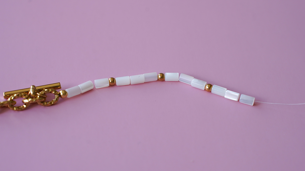Collana con barrette e perline tubolari in madreperla : Tappa 3